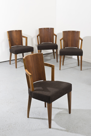 Pierre CHAREAU - Suite de quatre fauteuils modèle «MF 276» en placage de palissandre de Rio et noyer d'Amérique, dossier galbé, accotoirs détachés. Deux estampillés. Hauteur : 83 cm, Largeur : 51,5 cm, Profondeur : 50 cm